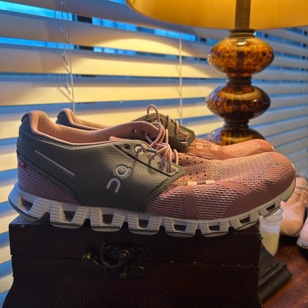 On cloudflow never worn shoes size w9